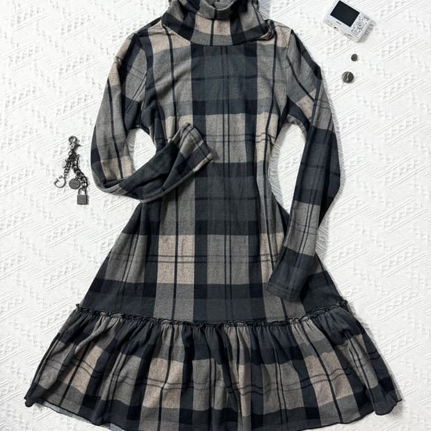 셔링 넥 체크 패턴 니트 폴라넥 원피스