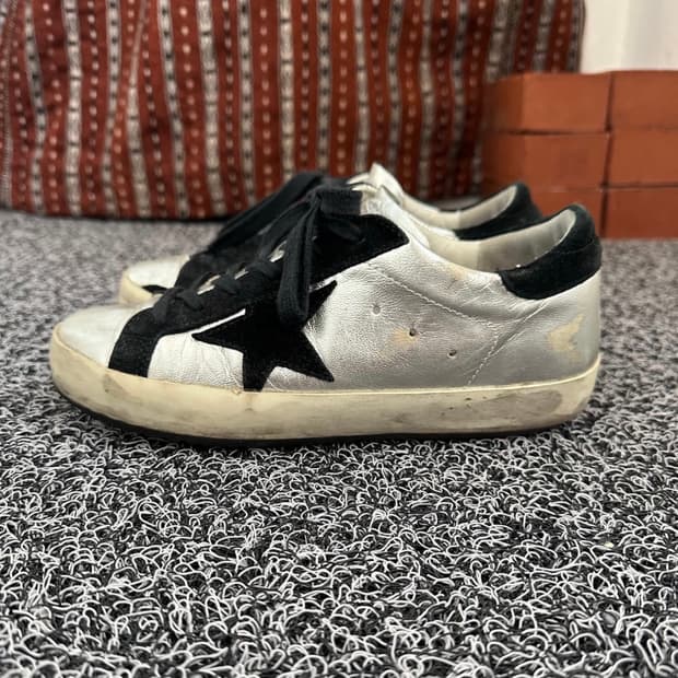 골든구스 슈퍼스타 실버 & 블랙 스웨이드 스니커즈