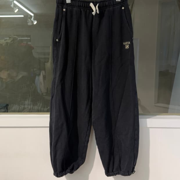 M) SATUR 새터 가죽패치 트레이닝 조거 팬츠 팝니다