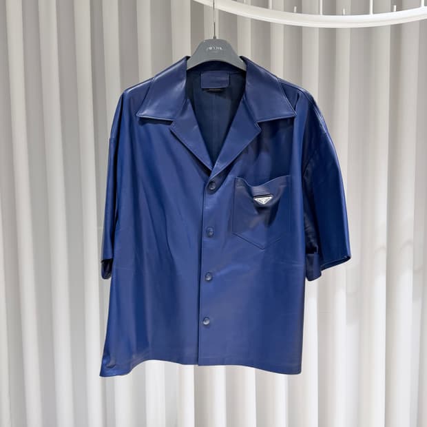 (A+/52) / 프라다 삼각로고 나파 레더 반팔 셔츠 애비에이션 블루