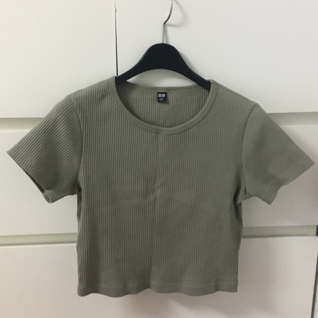 유니클로 크롭 반팔 카키색