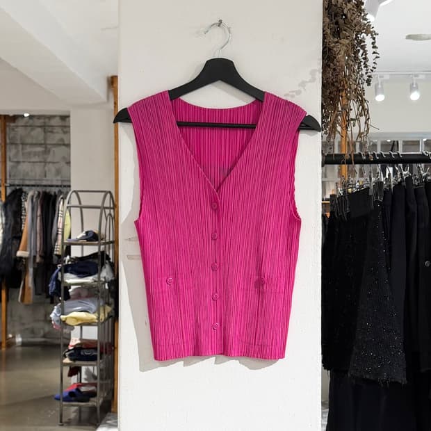 플리츠 플리즈 핑크 버튼업 백 프린팅 슬리브리스 탑