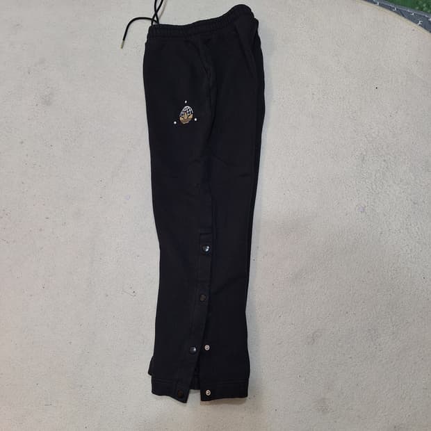 아디다스  사이드버튼바지XS