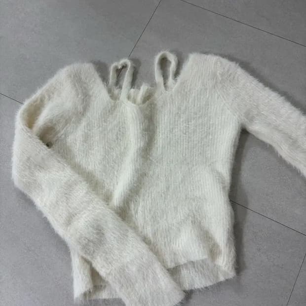 화이트 앙고라 오프숄더 니트 