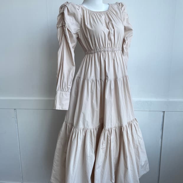 베이지 퍼프 셔링 롱 원피스