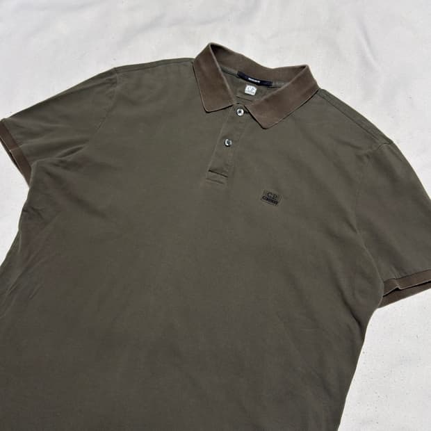 C.P. 컴퍼니 레귤러 핏 카키 카라 반팔티