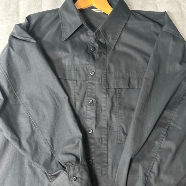 유니클로 유틸리티오버사이즈셔츠 블랙 XL 새상품 판매합니다