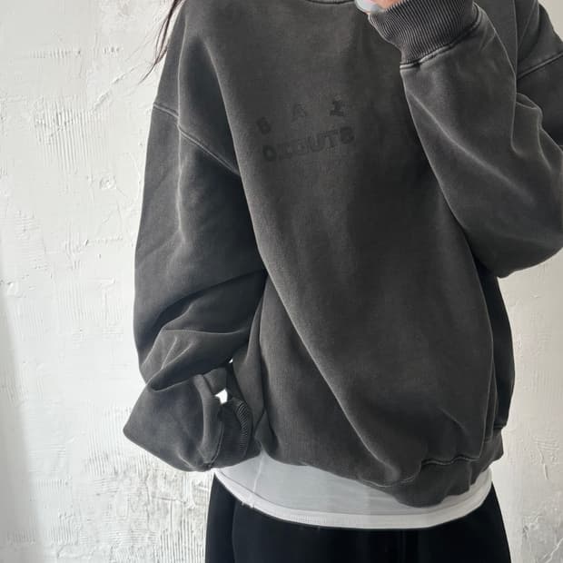 IAB Studio 아이앱 스튜디오 피그먼트차콜 로고 맨투맨