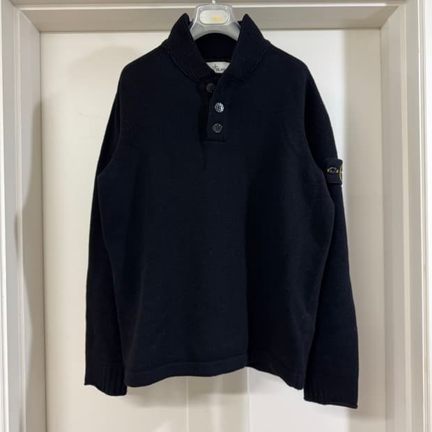 스톤아일랜드 버튼 카라 반집업 니트 L사이즈 블랙