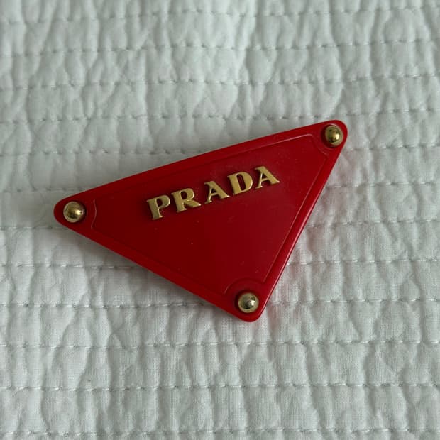 PRADA 레드 바렛 헤어핀 