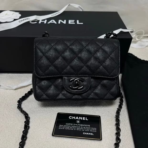 샤넬 클래식 쁘띠삭 플랩백 카프 올블랙