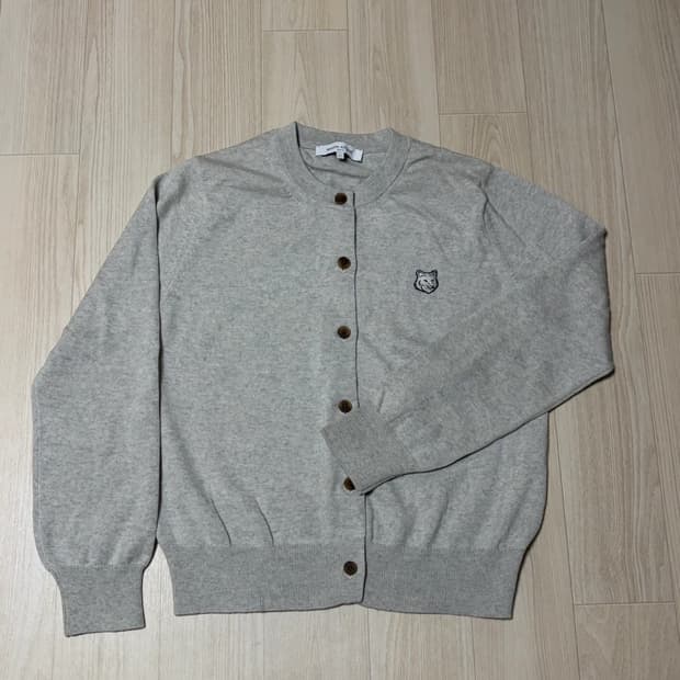 메종키츠네 폭스 헤드 가디건 라이트 그레이