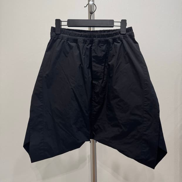 Julius Nilos 17ss 트위스티드 크로치 사루엘 쇼츠