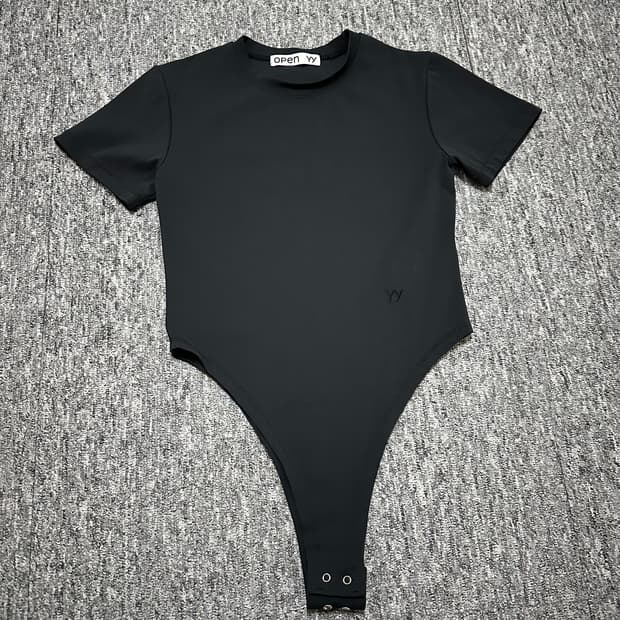 open yy 오픈와이와이 블랙 반팔 바디수트