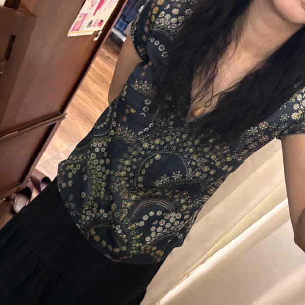 jpn vintage navy flower v-neck