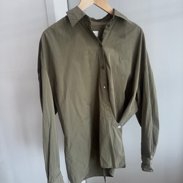  르메르 스트레이트 칼라 트위스트 셔츠 더스티 카키 3