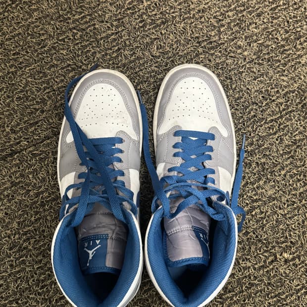 나이키  조던 1 미드 시멘트 그레이 트루 블루