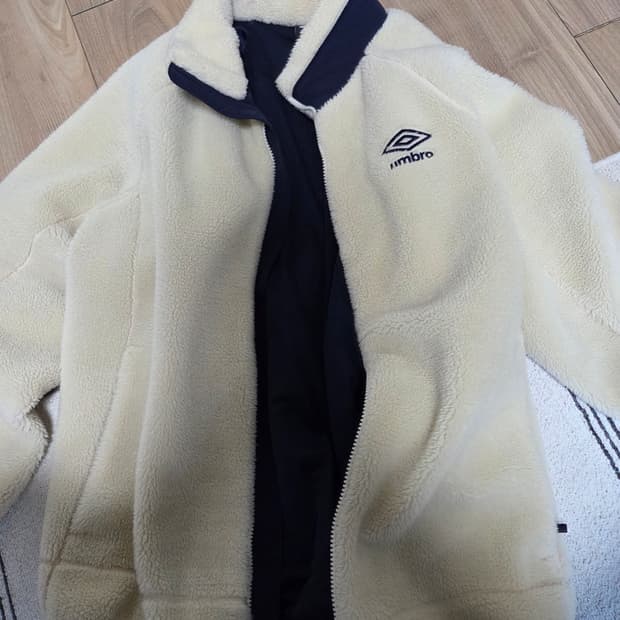 엄브로 쉐르파 후리스입니다