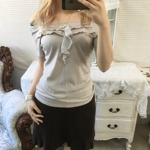 빈티지 베이지 러플 오프숄더 블라우스