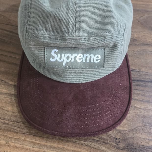 슈프림 스웨이드 바이저 캠프캡 라이트 올리브 - 23SS