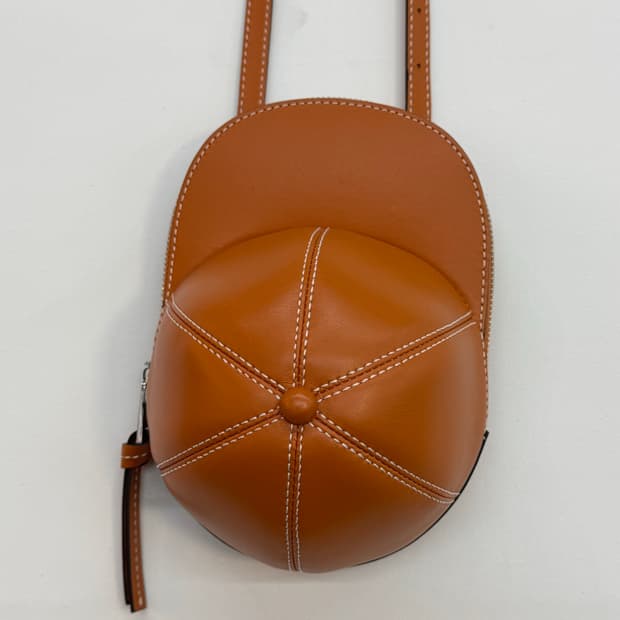 JW Anderson (JW 앤더슨) 캡 백 미디엄 브라운