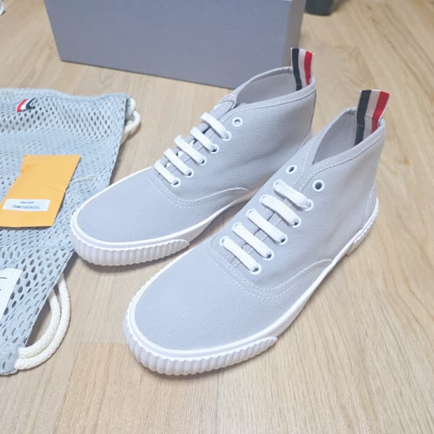 톰브라운 스니커즈 7사이즈 새제품 판매합니다. 신발