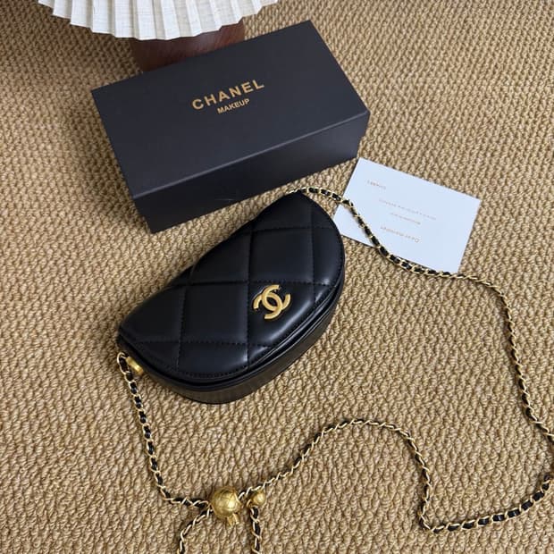 샤넬뷰티 클래식 골든 글로브 새들 백 블랙 리미티드