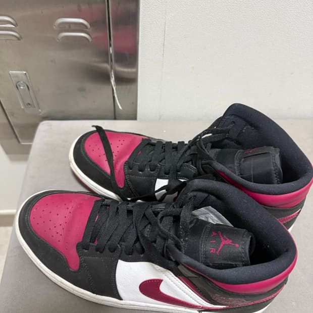 조던1 미드 브레드 토 노블 레드 275