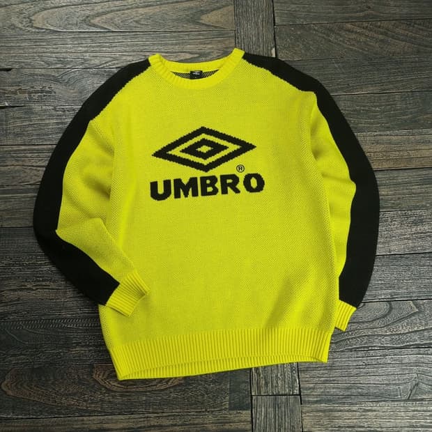 [엄브로] 빅로고 쟈카드 오버핏 니트 볼트 M18748