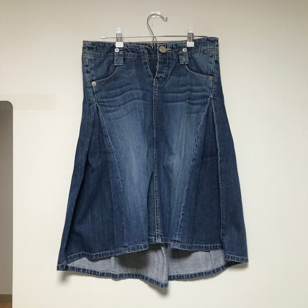 핀턱 디테일 데님 스커트