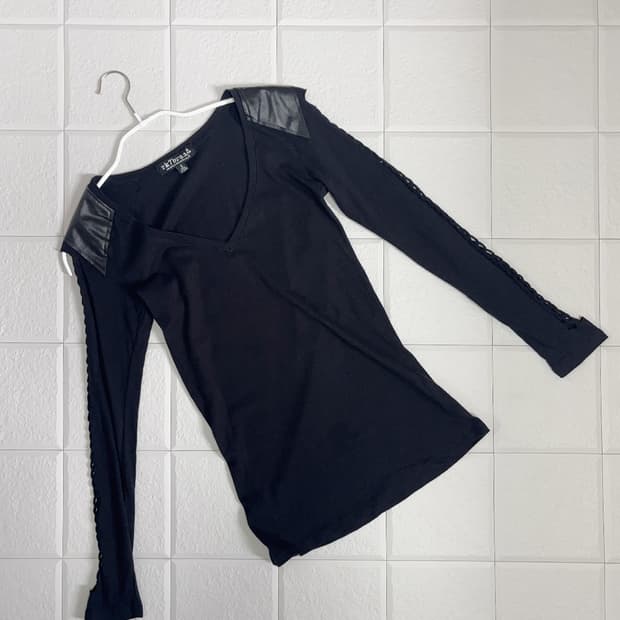 rk7brand 레이스업 디테일 슬림 티셔츠