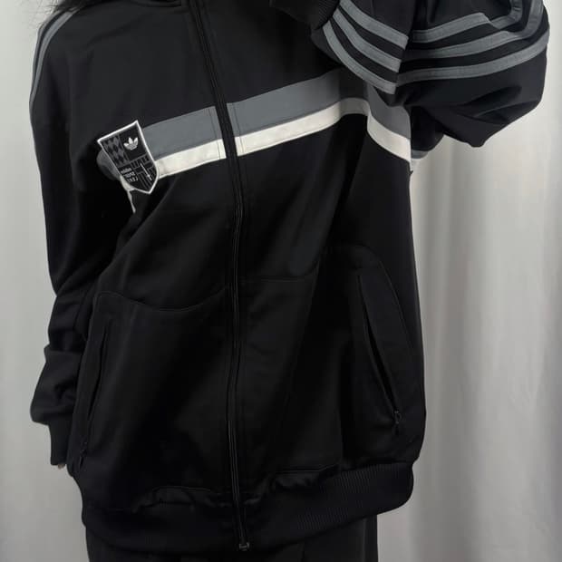 아디다스 블랙 트랙탑 져지