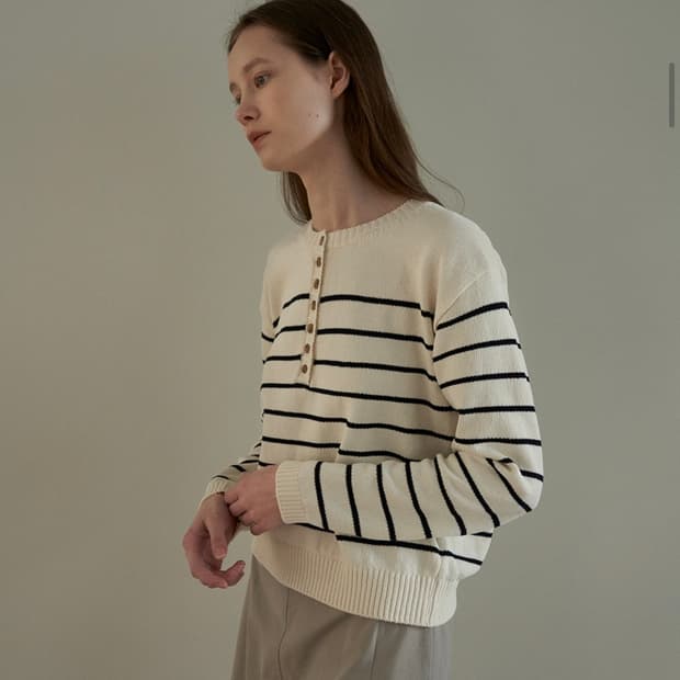 유라고 버튼 스트라이프 니트