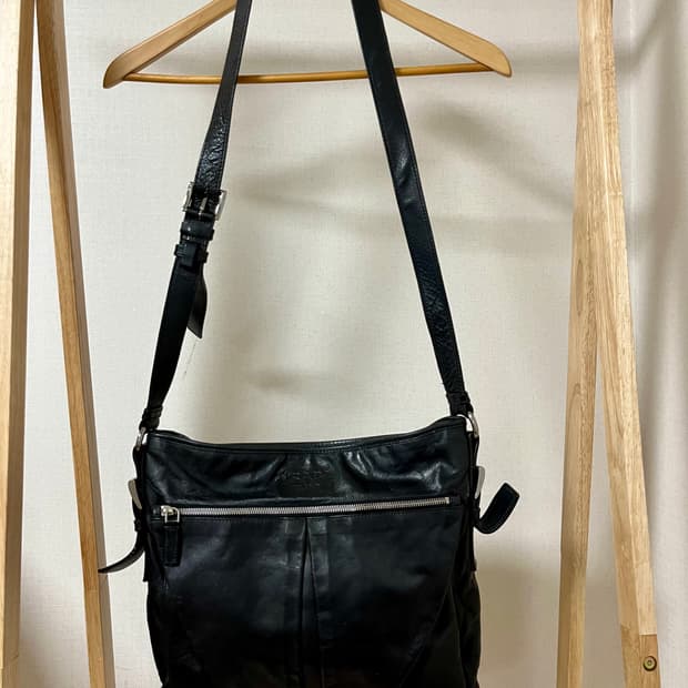 프라다 블랙 송아지 가죽 크로스백 정품