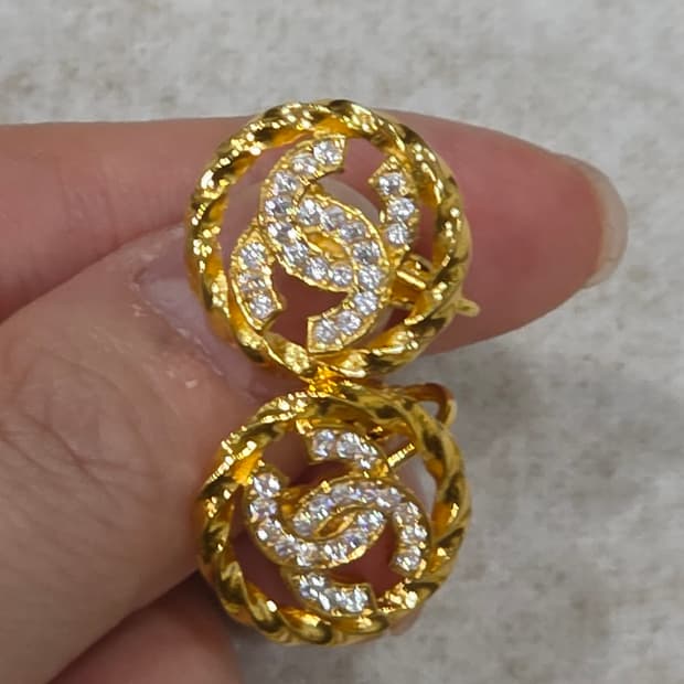 샤넬 금장 cc 로고 큐빅 귀걸이