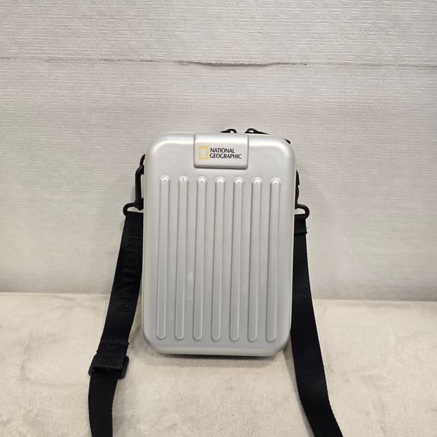 내셔널지오그래픽 미니 캐리어 크로스백 은색