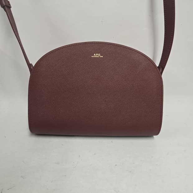 A.P.C. 하프문 크로스백 버건디