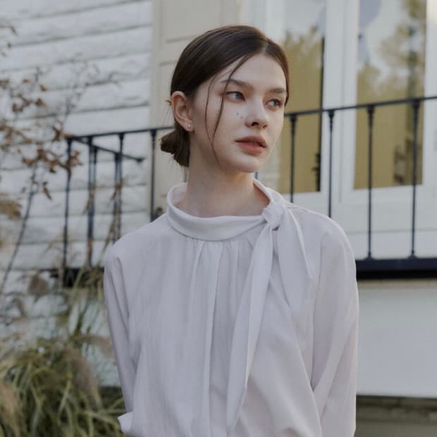 프롬데이모먼트 시그니쳐 스카프 셔링 블라우스 아이보리