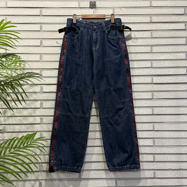 JCB Jeans 유틸리티 데님팬츠 사이드 로고 지퍼 뒷밴딩 디테일 진청