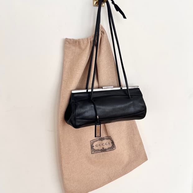 구찌 빈티지 블랙 레더 이스트웨스트 숄더백