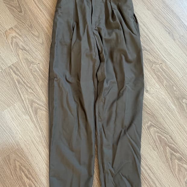 마카웨어 브라운 트로피컬 울 밴딩 슬랙스