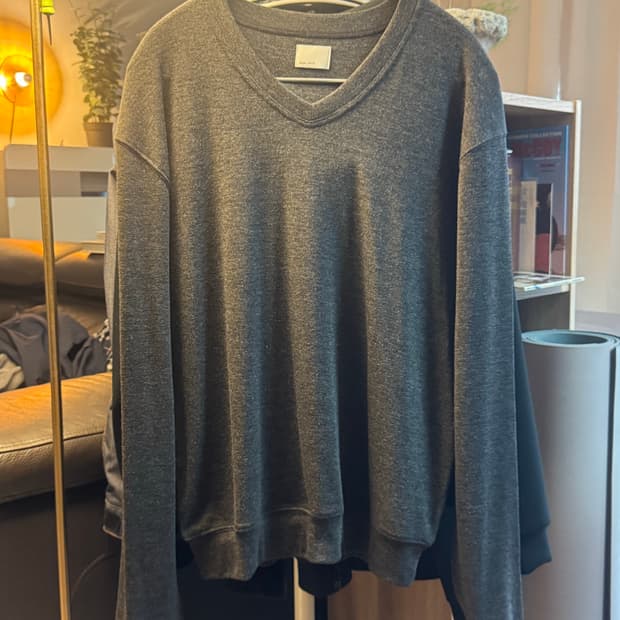 모노프리베 텍스처 브이넥 차콜