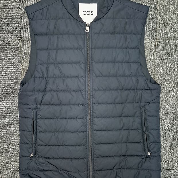 [M]<COS>경량 패딩 조끼