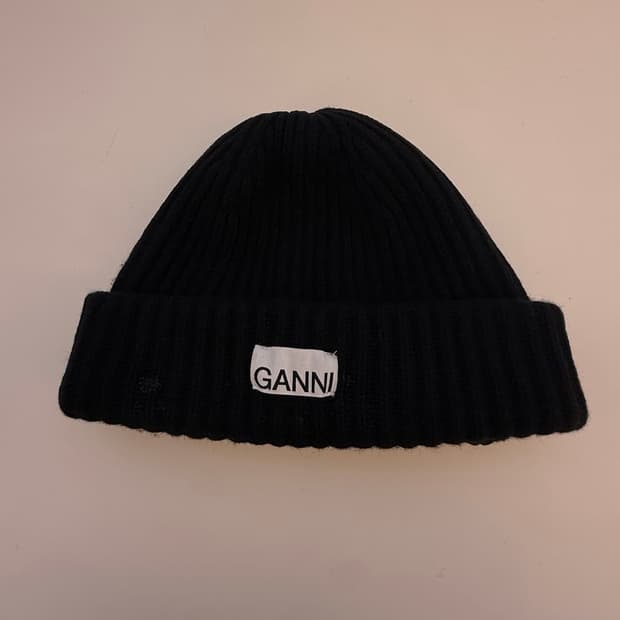 가니(GANNI) 로고 패치 울 리브드 비니