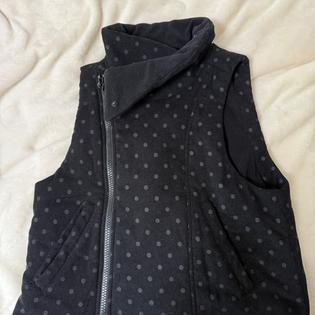 더뮤지엄비지터 패딩 조끼 도트