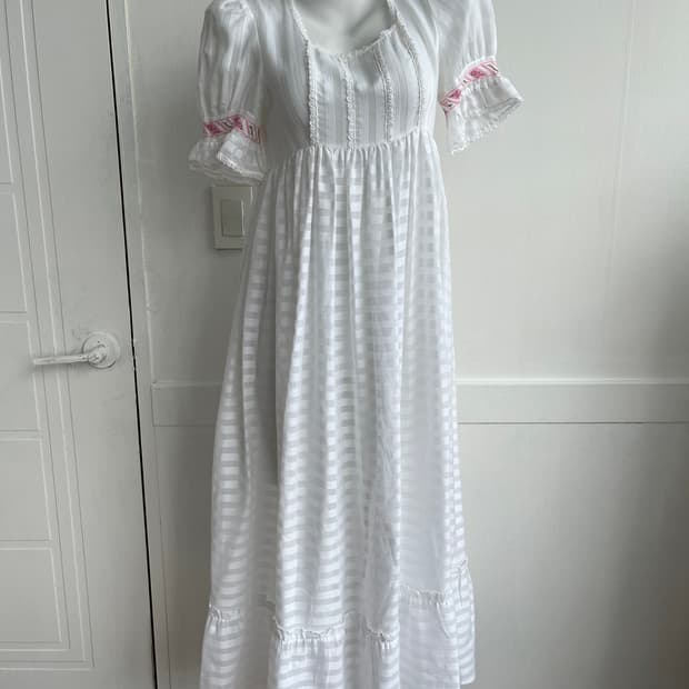 화이트 퍼프 시스루 스트라이프 롱 원피스