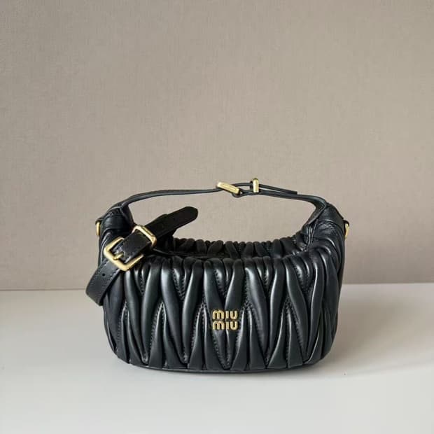 미우 미우 마테라쎄 나파 레더 파우치 블랙