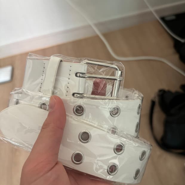 흰색 스터드 벨트