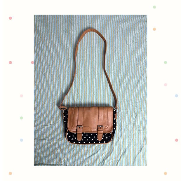 블랙 도트 가죽 크로스백