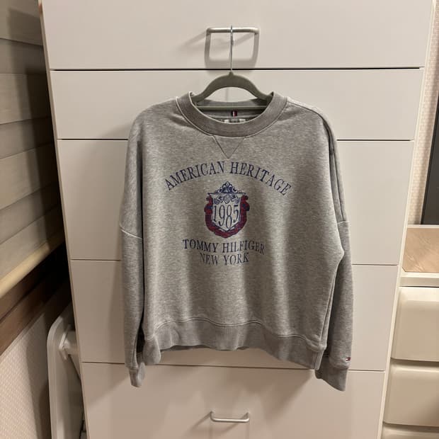 타미힐피거 그레이 뉴욕 로고 맨투맨